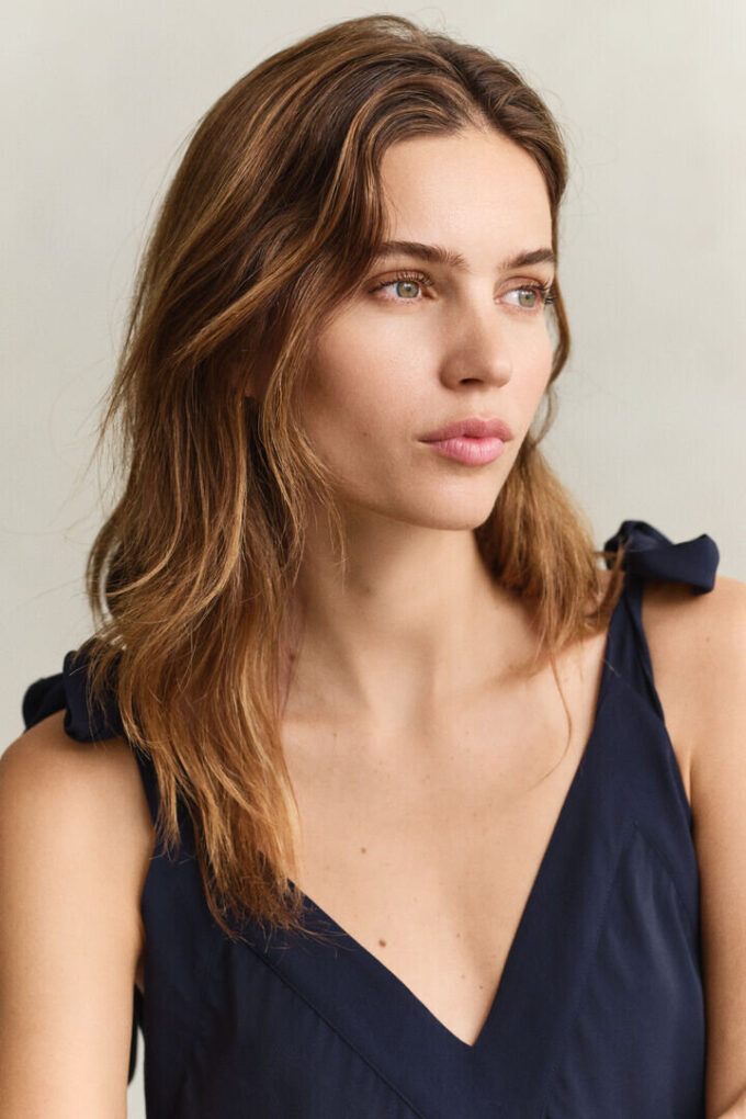 Vestido justo com corte em viés