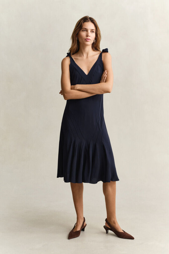 Vestido justo com corte em viés