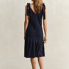 Vestido justo com corte em viés