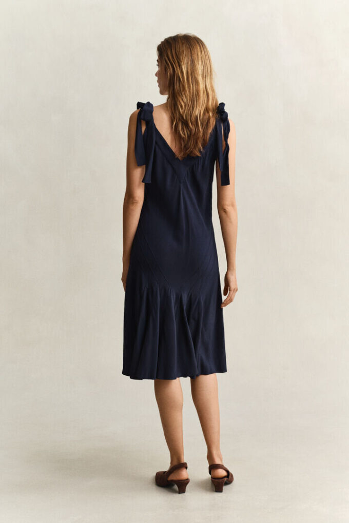 Vestido justo com corte em viés