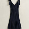 Vestido justo com corte em viés