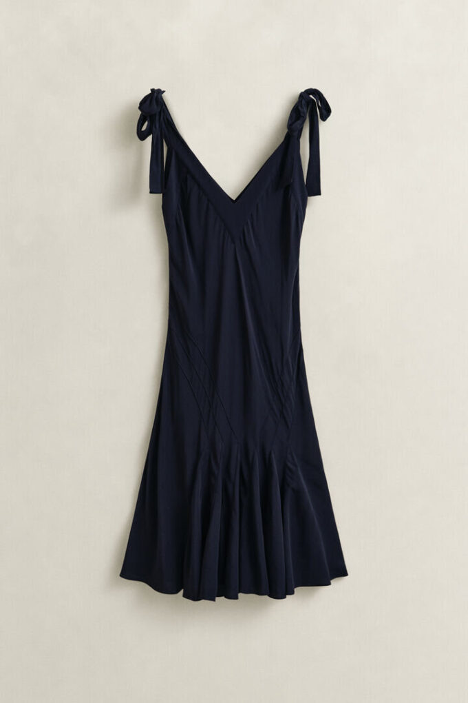 Vestido justo com corte em viés